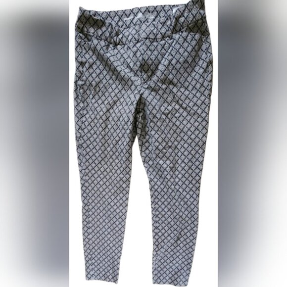 Old Navy Pants - Old Navy Pixie‎ 4 Black And White Brocade Pattern Straight Leg Trouser.